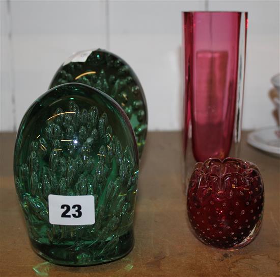 2 green glass dump wieghts & 2 red glass vases